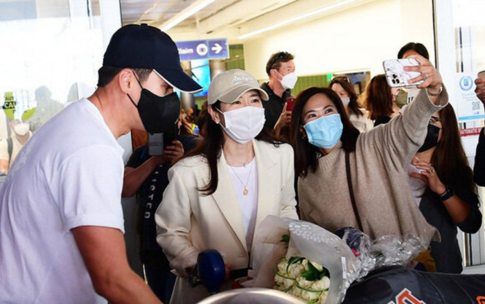 Cặp đôi BinJin: Đi tuần trăng mật bị quấy rầy, Hyun Bin thể hiện thái độ 'ra mặt' để bảo vệ Son Ye Jin Ảnh 2