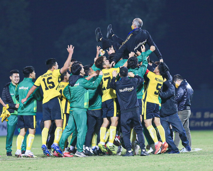 Thầy Công Phượng - HLV Guillaume Graechen tuyển quân cho Học viện Nutifood JMG.