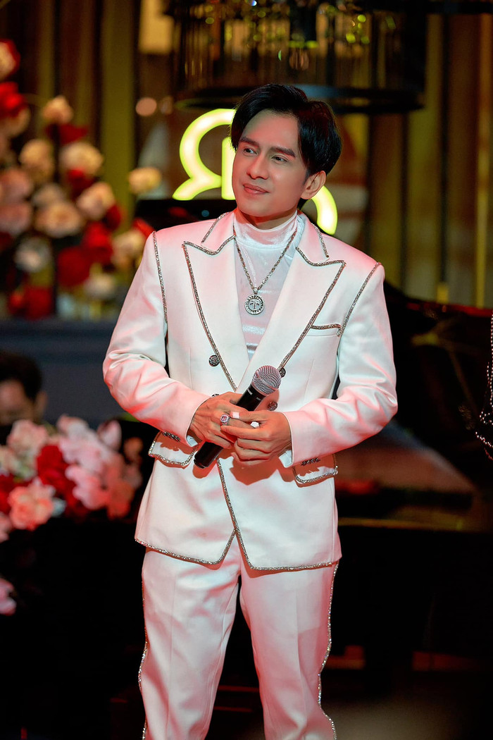 Đan Trường chính là nghệ sĩ đầu tiên tại Việt Nam phát hành sản phẩm âm nhạc dưới dạng USB