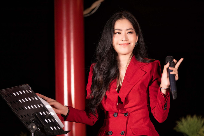 Clip: Nam Em hát văn nghệ thời đi học 10 năm trước: Giọng hát lẫn phong cách khiến fan 'cười bò' Ảnh 3