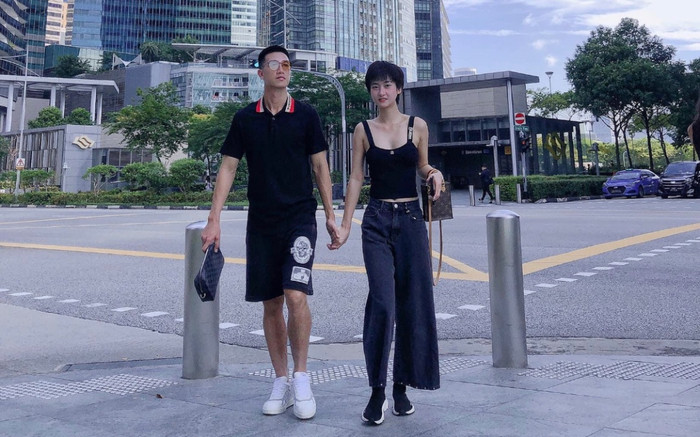 Phát hiện cô gái giống Hiền Hồ như hai giọt nước, du lịch ở Singapore cùng nhà vô địch AFF Cup Ảnh 2