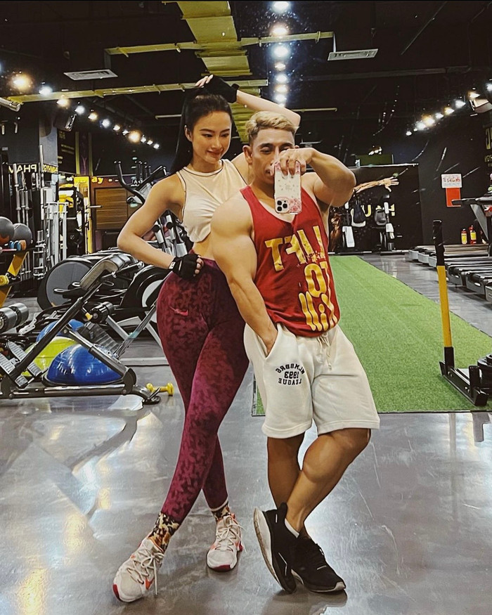 Cô check in cùng huấn luyện viên của mình - Phạm Văn Mách.