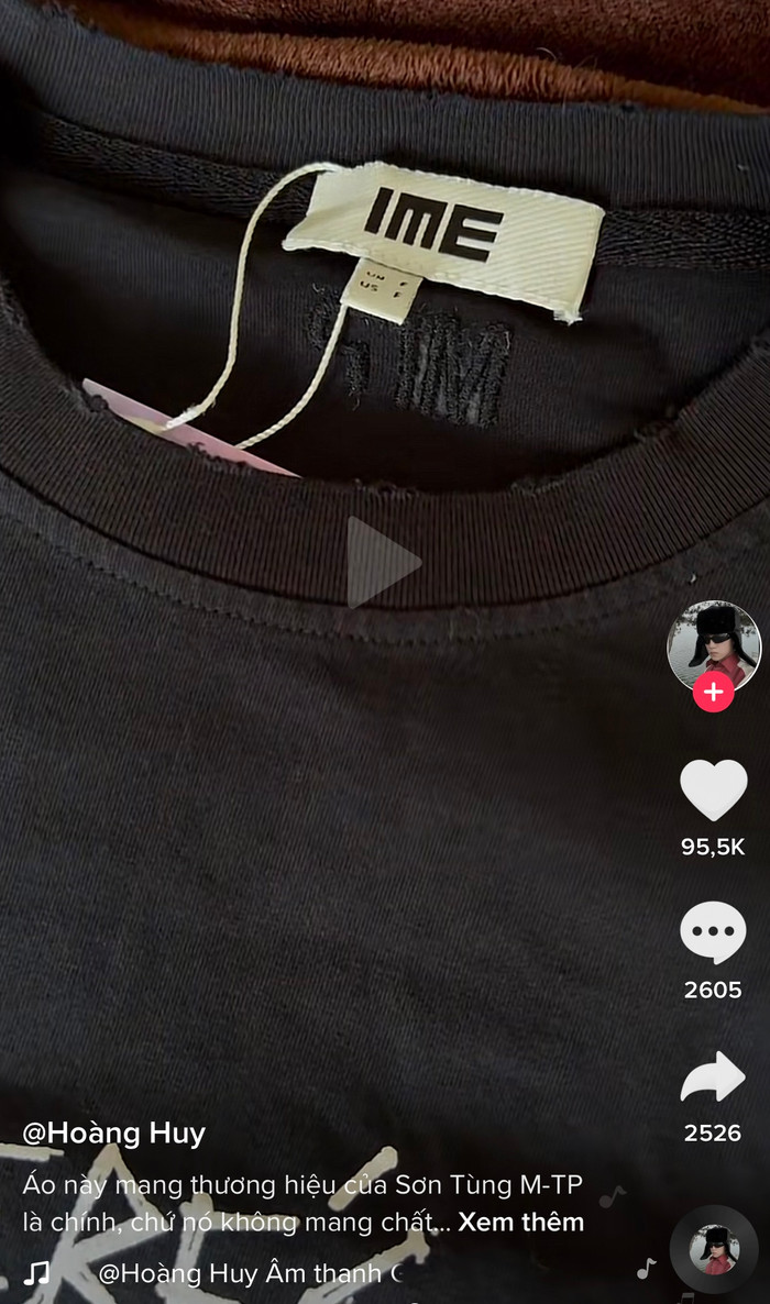 Phần tag áo bị nam tiktoker đánh giá 'siêu xấu', và thực tế rằng bây giờ các local brand áo đã làm tag đẹp và sang thế này rồi, sếp ạ!