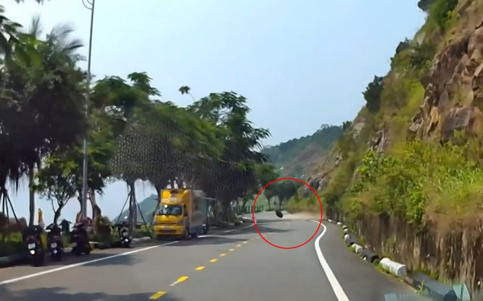 Clip: 'Đứng tim' cảnh nhiều tảng đá bất ngờ đổ lăn xuống đường đi bán đảo Sơn Trà Ảnh 2