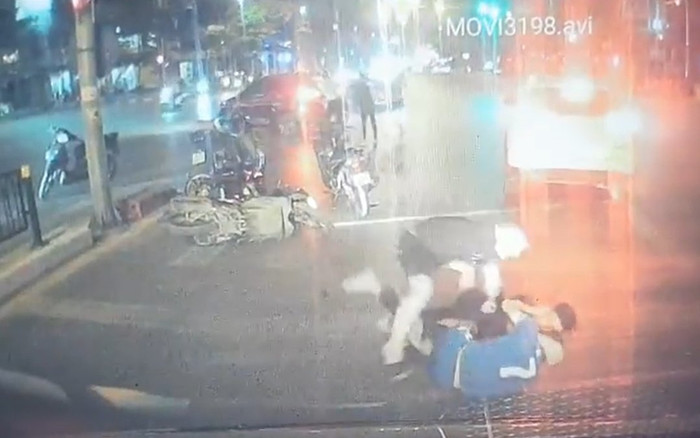 Clip: 6 người đàn ông bất ngờ lao vào ẩu đả dữ dội ngay giữa đường phố Hà Nội Ảnh 2