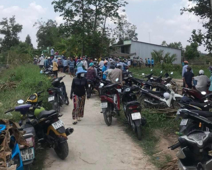 Người dân tập trung tại hiện trường xem việc đưa thi thể ông U. ở vuông tôm lên