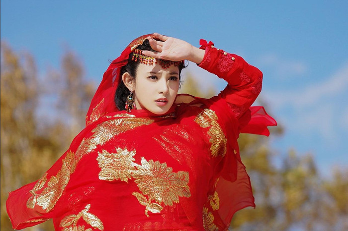 Những nữ diễn viên Hoa ngữ diện hồng y đẹp nhất: Địch Lệ Nhiệt Ba, Triệu Lộ Tư không phải số 1? Ảnh 10