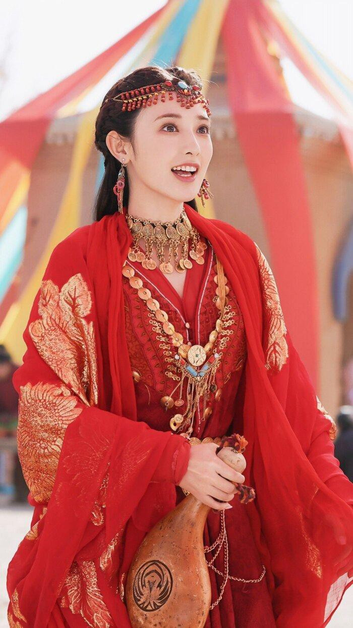 Những nữ diễn viên Hoa ngữ diện hồng y đẹp nhất: Địch Lệ Nhiệt Ba, Triệu Lộ Tư không phải số 1? Ảnh 9