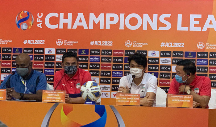 Tuấn Anh tự tin nói bằng tiếng Anh ở AFC Champions League 2022.