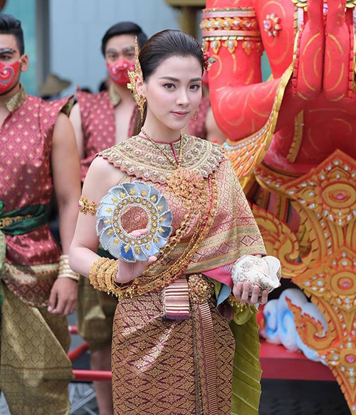 Vẻ đẹp chim sa cá lặn của nữ diễn viên mỗi lần mặc lễ phục truyền thống.