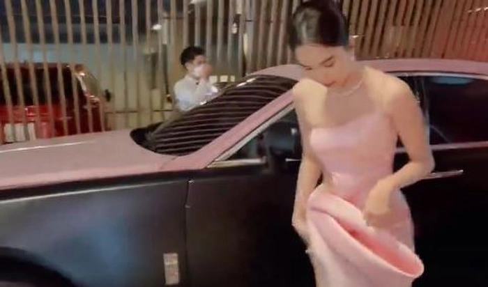 Khoảnh khắc Ngọc Trinh đi siêu xe xuất hiện tại một sự kiện ở TP HCM mới đây đã khiến fan trầm trồ. 'Nữ hoàng nội y' nổi bật với váy hồng, dù chỉ là loạt khoảnh khắc được 'team qua đường' bắt gặp và không có sự chuẩn bị trước, song Ngọc Trinh vẫn rạng ngời đầy thần thái.