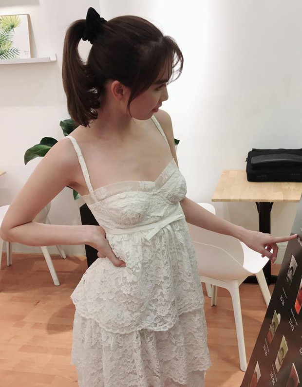 Dù thả dáng cao sáng quyền quý hai đời thường thế này đây thì nhan sắc Ngọc Trinh vẫn không hề lép vế, thậm chí còn xinh hơn khi trang điểm hay khi xuất hiện tại các sự kiện.