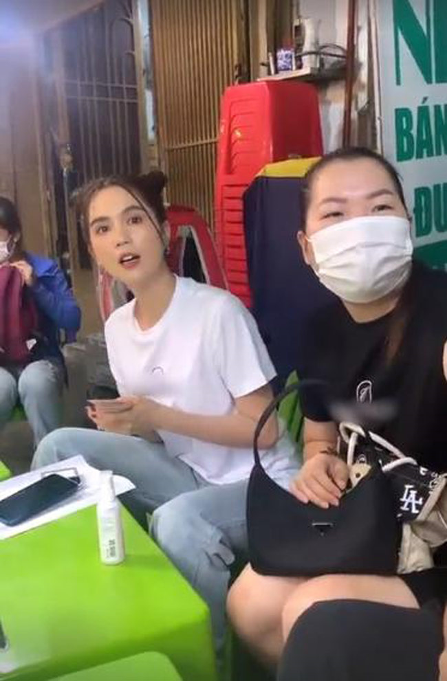 Dù bị trợ lý thân cận là Thúy Kiều 'dìm hàng', song Ngọc Trinh vẫn xinh đẹp, rạng ngời, tỏa sáng trên mọi phương diện.