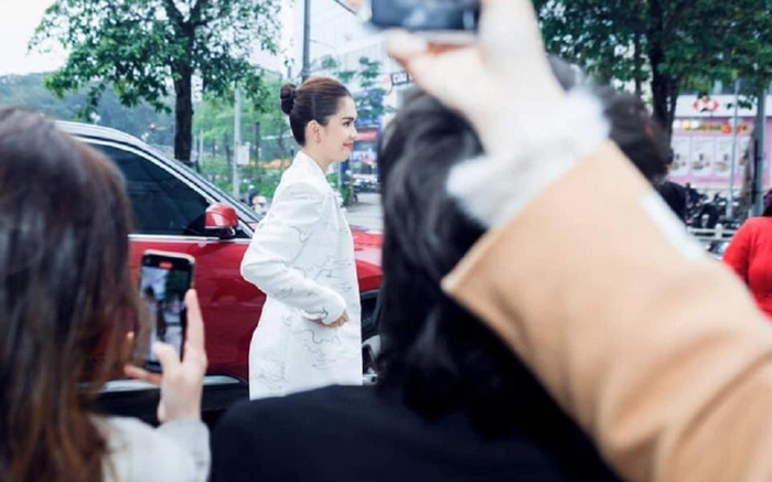 Nhan sắc Ngọc Trinh qua những lần lọt vào ống kính của 'team qua đường' Ảnh 2