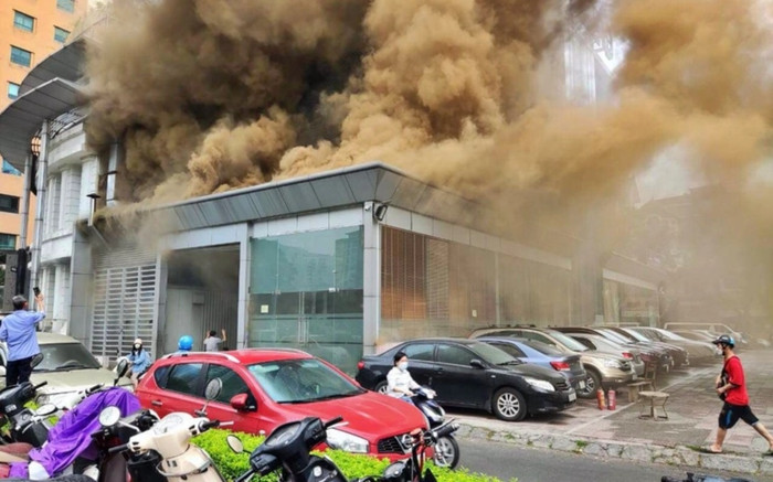 Hà Nội: Cháy lớn tại tại nhà hàng trên phố Hoàng Ngân, cột khói bốc lên nghi ngút Ảnh 2