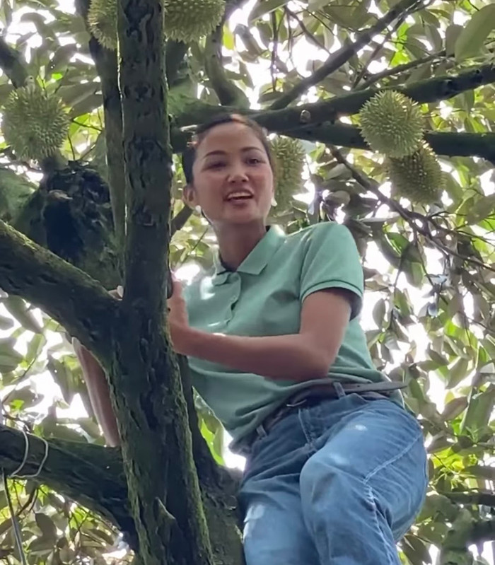 H'Hen Niê vẫn xinh đẹp rạng rời dù không trang điểm và ăn vận đơn giản.