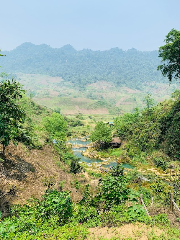 Cảnh sắc Mộc Châu tuyệt đẹp trong mắt những cô gái trẻ ưa khám phá. 