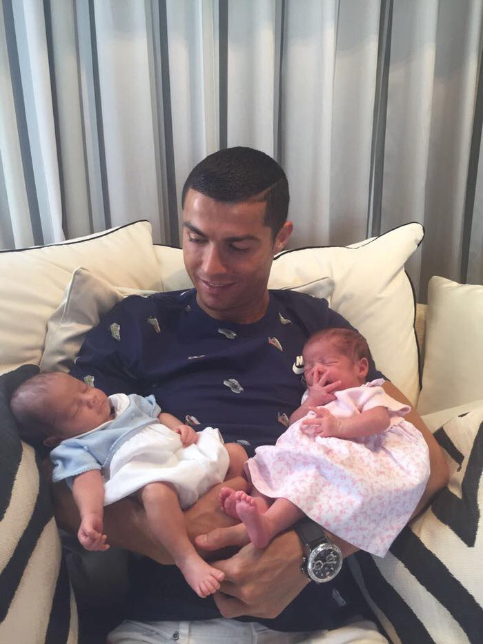 Ronaldo hạnh phúc bồng Eva và Mateo trên tay.