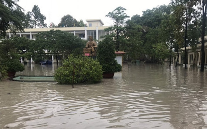 Trường học ngập sâu, hơn 1000 học sinh phải nghỉ học Ảnh 2