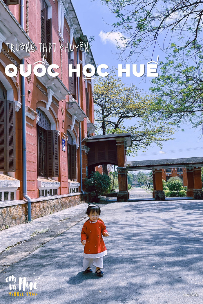 Trường Quốc học Huế được xây dựng trên nền của Dinh Thủy sư – nơi huấn luyện binh lính đường thủy của quân đội Nguyễn, nằm ở bờ nam của dòng sông Hương. Ban đầu, ngôi trường chỉ là những dãy nhà tranh, sau đó được xây dựng bằng những dãy nhà 2 lầu theo kiểu Tây Âu năm 1914. Màu sắc đỏ và kiểu kiến trúc đặc trưng của trường biến nó thành một điểm chụp hình rất được yêu thích. Tham quan ngôi trường này và check-in chính là điều mà nhiều du khách không muốn bỏ lỡ khi ghé thăm thành phố Huế. 