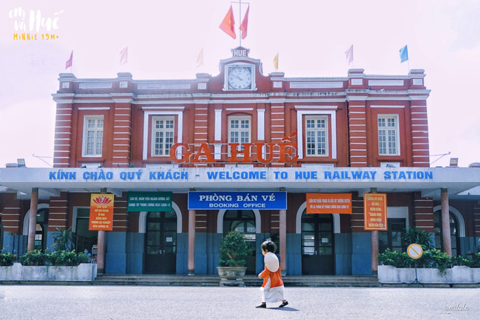 Nhà Ga Huế không chỉ là điểm dừng chân của những chuyến tàu hỏa mà với tuổi đời hơn một thế kỷ, còn là nhân chứng lịch sử, công trình kiến trúc lưu dấu vẻ đẹp Pháp một thời và cũng là điểm du lịch nổi tiếng của đất Cố đô. 