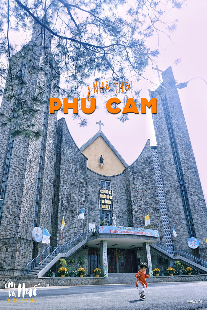 Nhà thờ Phủ Cam là một trong những địa danh nổi tiếng xứ cố đô với tuổi đời gần 400 năm. Sở hữu lối kiến trúc phương Tây đầy cổ kính, nhà thờ Phủ Cam là điểm check-in cực hot của rất nhiều tín đồ đam mê du lịch.