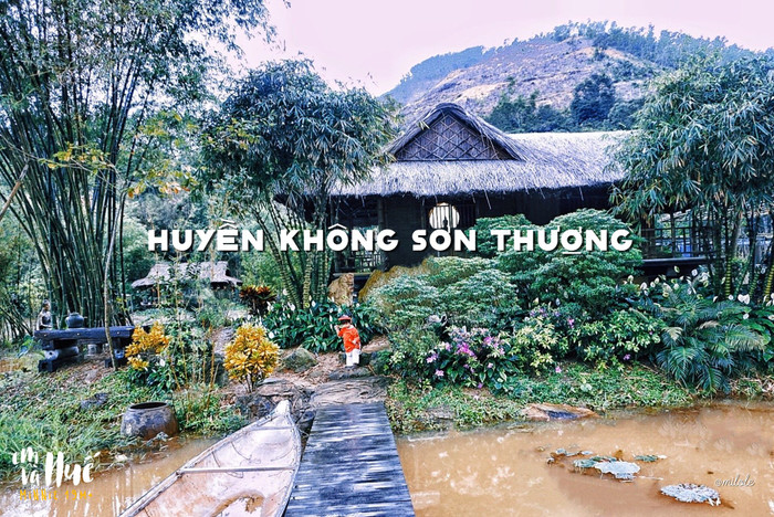 Huyền Không Sơn Thượng không chỉ là chốn thanh tịnh mà còn có cảnh sắc thiên nhiên tuyệt đẹp, tự như chốn bồng lai tiên cảnh. Ngôi chùa được bao quanh bởi rừng thông xanh tươi khoảng 50ha, đường dẫn vào chùa uốn lượn tựa cổ tích.