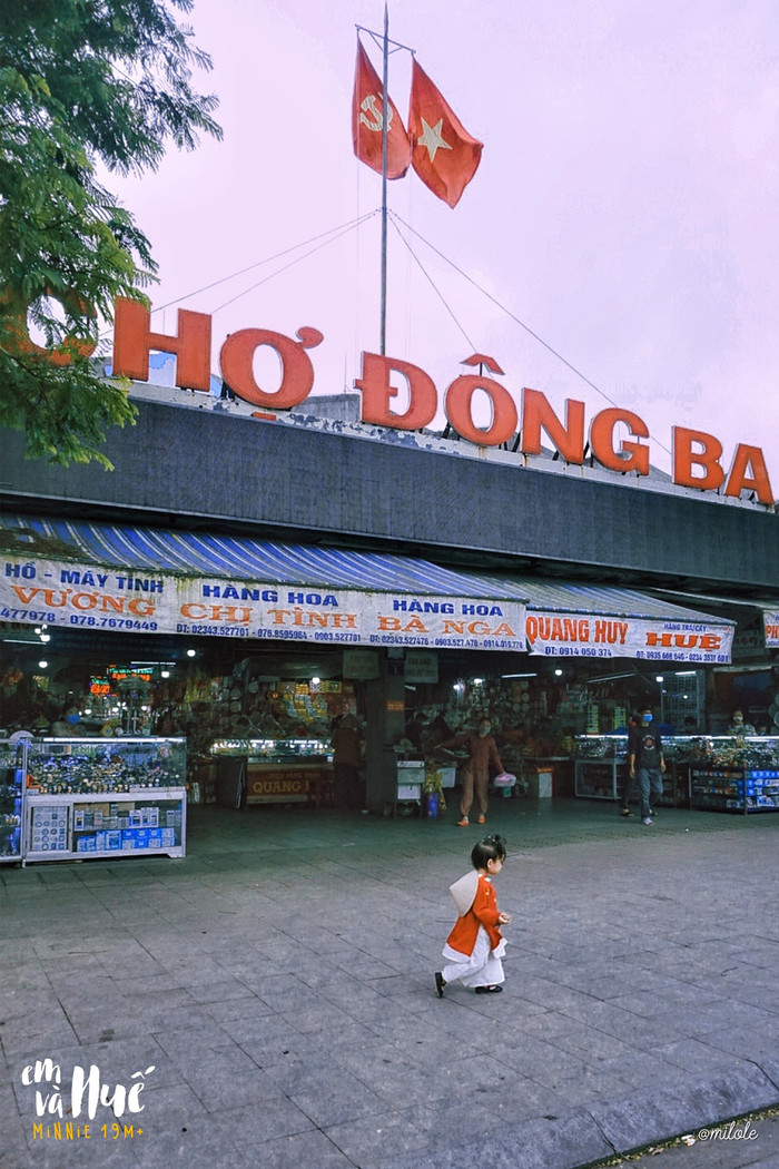 Chợ Đông Ba Huế là khu chợ truyền thống nổi tiếng nhất cố đô, có giá trị văn hóa và lịch sử cao. Khu chợ này lúc đầu có tên là Quy Giả Thị để đánh dấu sự trở lại của vua nhà Nguyễn khi quay về Phú Xuân. Cái tên Chợ Đông Ba Huế bắt đầu xuất hiện từ năm 1887 dưới thời vua Đồng Khánh. 