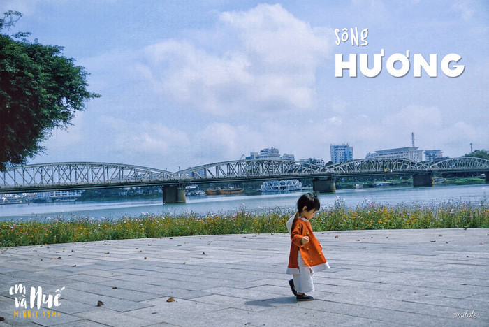 Được hợp thành từ hai con sông Tả Trạch và Hữu Trạch, sông Hương như một dải lụa mềm mại chảy quanh thành phố. Không những vậy, hình ảnh cây cầu Tràng Tiền bắc ngang qua sông Hương còn trở thành biểu tượng của xứ Huế. Và đã đến đây, các bạn đừng bỏ qua trải nghiệm du thuyền trên sông Hương để được “sống chậm” lại, chiêm ngưỡng cảnh đẹp hai bên bờ sông và hoà mình trong những khúc dân ca, điệu hò xứ Huế nhé.