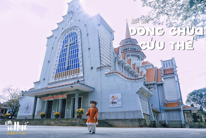 Với lối kiến trúc sở hữu một chiều sâu 70m, bề ngang tận 15-37m có vật liệu bê tông và đá xanh kết hợp các mái ngói đất nung đỏ vô cùng đẹp mắt, đây cũng là một địa điểm rất đáng check in tại Huế 