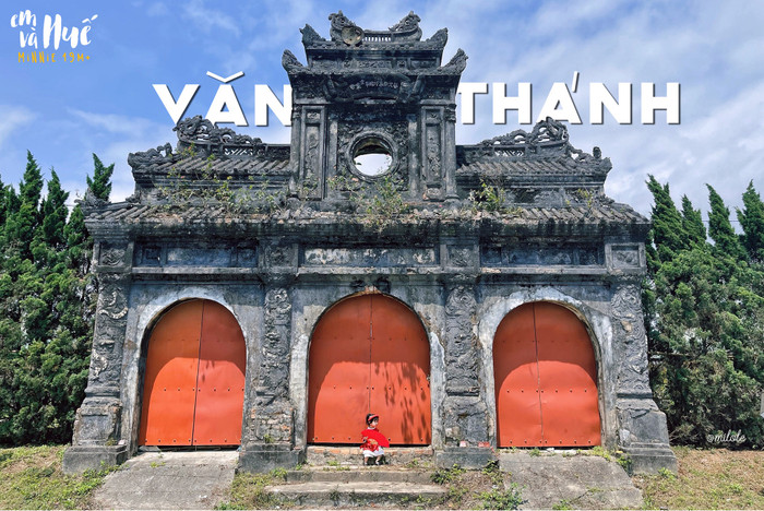 Văn Thánh Huế - trường Đại Học đầu tiên được xây dựng trên mảnh đất cố đô là công trình đã có tuổi đời hơn 200 năm. Với kiến trúc độc đáo và ý nghĩa lịch sử, nơi đây đã trở thành điểm đến tham quan yêu thích của nhiều du khách trong và ngoài nước.