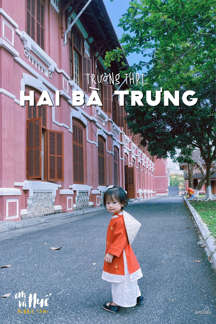 Trường Hai Bà Trưng nằm ngay cạnh trường Quốc học, trước đây được biết đến với tên gọi là trường nữ trung học Đồng Khánh. Ngôi trường được xây dựng năm 1917 và hoàn thành sau 2 năm. Trường Hai Bà Trưng cũng có một kiểu kiến trúc giống với trường Quốc học, có lớp sơn tường màu hồng thắm và một khuôn viên rộng rãi. Với vẻ đẹp đặc trưng, trường Hai Bà Trưng cũng là một điểm check-in tuyệt vời mà bạn không nên bỏ qua.