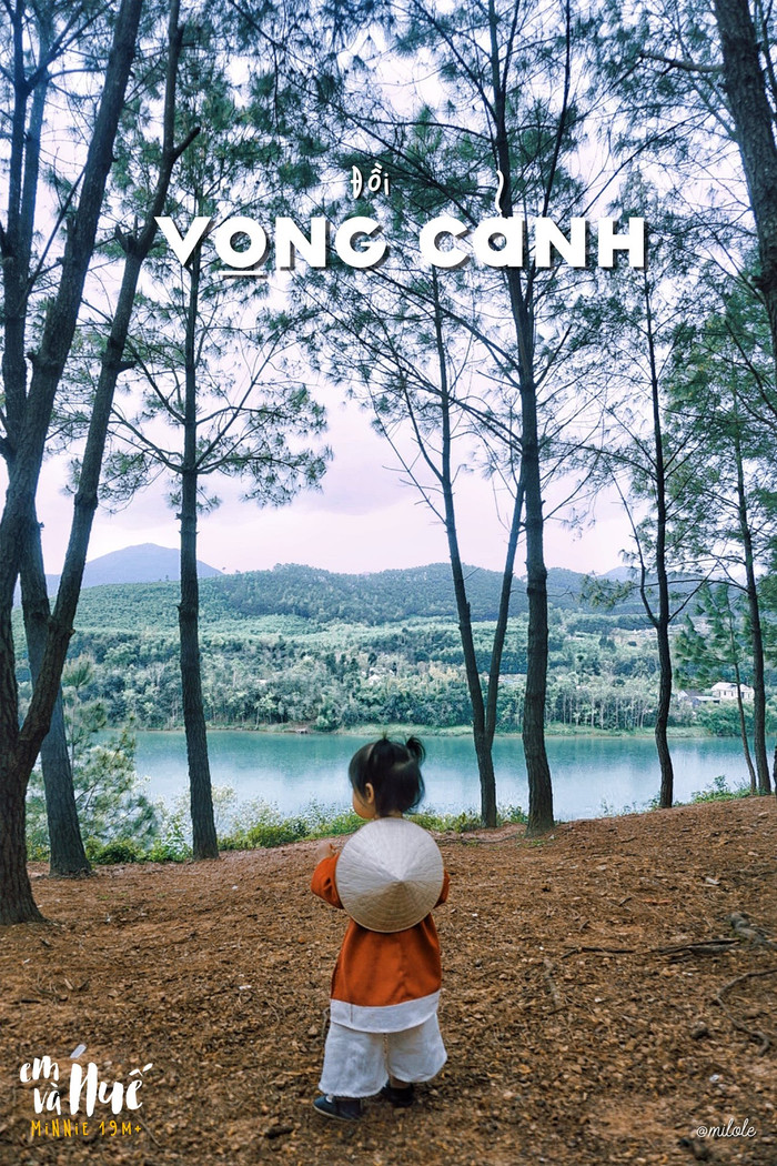 Đồi Vọng Cảnh Huế là địa danh nhất định bạn phải ghé thăm khi đặt chân tới mảnh đất Cố Đô. Nơi đây sở hữu vẻ đẹp hoàn hảo, giữa mây trời, sông nước, núi non và cây cối. Không những thế, đồi Vọng Cảnh còn được mệnh danh là nơi ngắm hoàng hôn đẹp nhất tại Huế. 