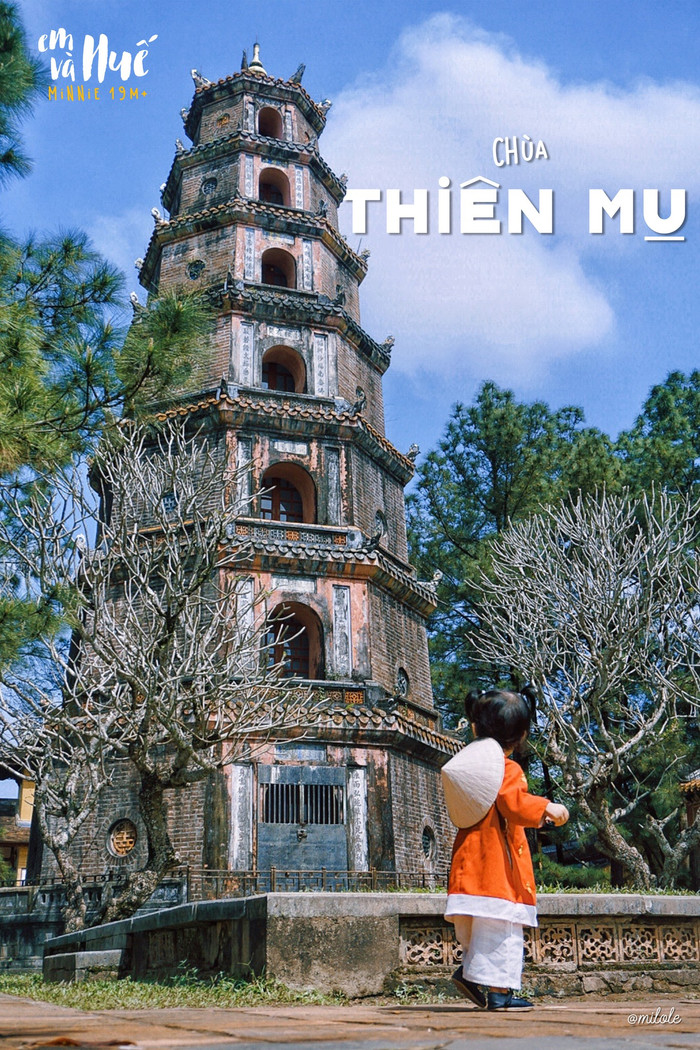 Chùa Thiên Mụ tọa lạc trên ngọn đồi Hạ Khuê - Thuộc địa phận làng An Ninh Thương, phường Kim Long, cách trung tâm TP Huế 5km về phía Tây. Đây là ngôi chùa cổ nhất của Huế, tọa lạc trên đồi Hà Khê, tả ngạn sông Hương. Ai đã từng đến đây đều dành thời gian tìm về chốn tín ngưỡng - mơ mộng này để tĩnh tâm, chiêm bái, vãn cảnh. Là một điểm check in không thể bỏ qua khi ghé thăm mảnh đất Cố Đô này, chùa còn được biết đến với tên gọi khác là chùa Linh Mụ. Nếu ai đó nói yêu Huế mà chưa biết đến chùa Thiên Mụ ở đâu thì đó chưa phải là yêu rồi.