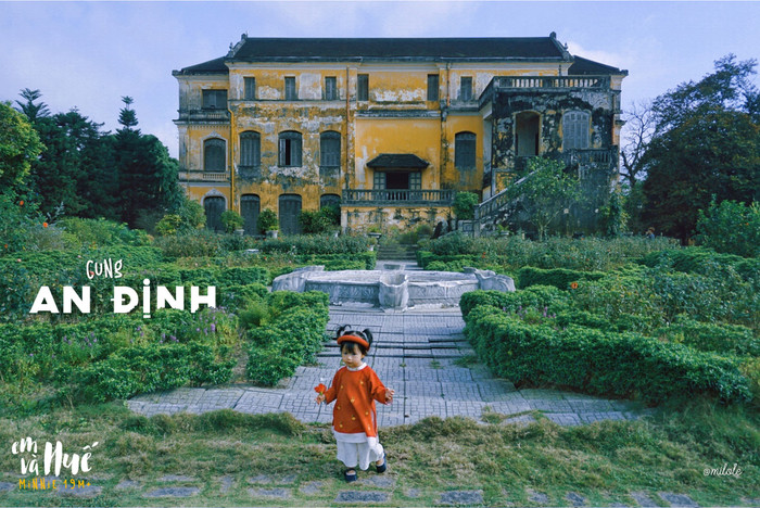 Cung An Định được xây dựng năm 1917, đây là công trình độc đáo gắn bó với nhiều vị vua cuối triều Nguyễn như vua Khải Định, vua Bảo Đại, hoàng hậu Nam Phương và hoàng tử Bảo Long. Sở hữu lối kiến trúc châu Âu lạ mắt, cung An Định Huế đã được UNESCO công nhận là di sản văn hóa thế giới, đồng thời còn là điểm đến lý tưởng cho các bạn trẻ. Cung An Định Huế có tuổi đời hàng trăm năm, nhưng cho đến nay vẫn giữ nguyên được giá trị lịch sử và khối kiến trúc độc đáo khiến du khách trầm trồ thán phục. Nơi đây nhanh chóng được bạn trẻ chú ý khi “góp mặt” trong nhiều bộ phim, MV ca nhạc đình đám. Đây chắc chắn là địa điểm check in lý tưởng bạn nhất định phải ghé thăm khi tới Huế.