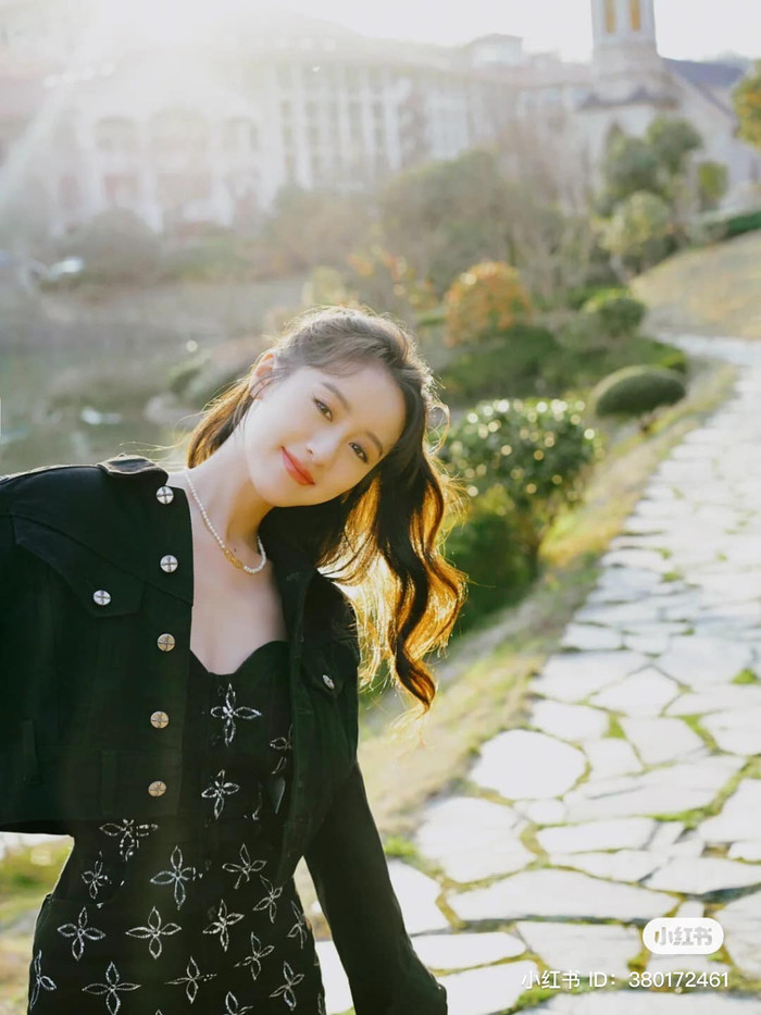 Bộ ảnh thuở mới vào nghề của Triệu Lệ Dĩnh hot trở lại, nhan sắc trong veo như nàng thơ Ảnh 8