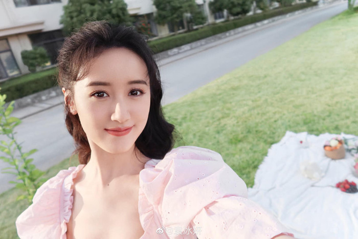 Bộ ảnh thuở mới vào nghề của Triệu Lệ Dĩnh hot trở lại, nhan sắc trong veo như nàng thơ Ảnh 9