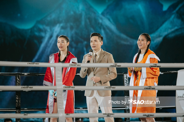 Tại The Champion, nàng Á hậu xuất hiện với trang phục màu cam đầy nổi bật