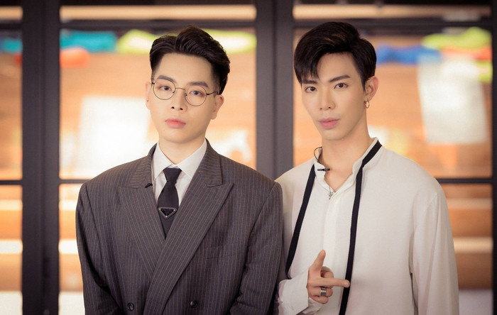 Một nam ca sĩ nổi tiếng Vpop thản nhiên 'bôi bôi trét trét' vật thể lạ vào người fan khi cùng song ca? Ảnh 7