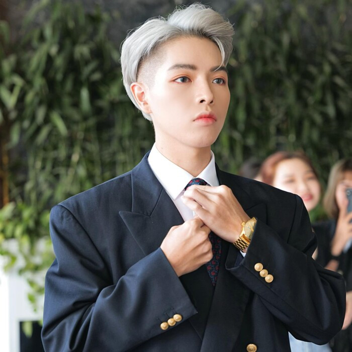 Một nam ca sĩ nổi tiếng Vpop thản nhiên 'bôi bôi trét trét' vật thể lạ vào người fan khi cùng song ca? Ảnh 8