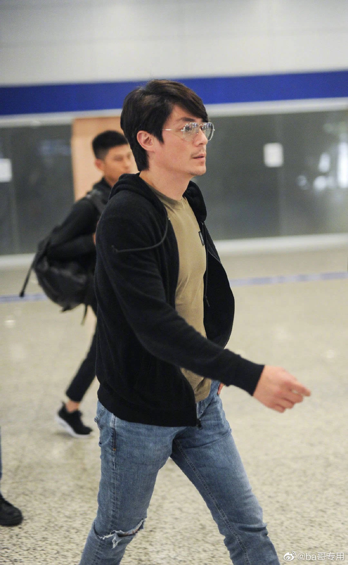 Khi các nam thần Cbiz đột ngột tăng cân: Nhất Bác lộ khuôn mặt béo tròn, Dương Dương được khen hết lời Ảnh 16