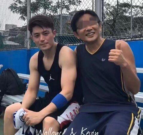 Sau khi lộ khoảnh khắc 'chiếc bụng mỡ', Hoắc Kiến Hoa đã nhanh chóng lấy lại vóc dáng cân đối.&nbsp;