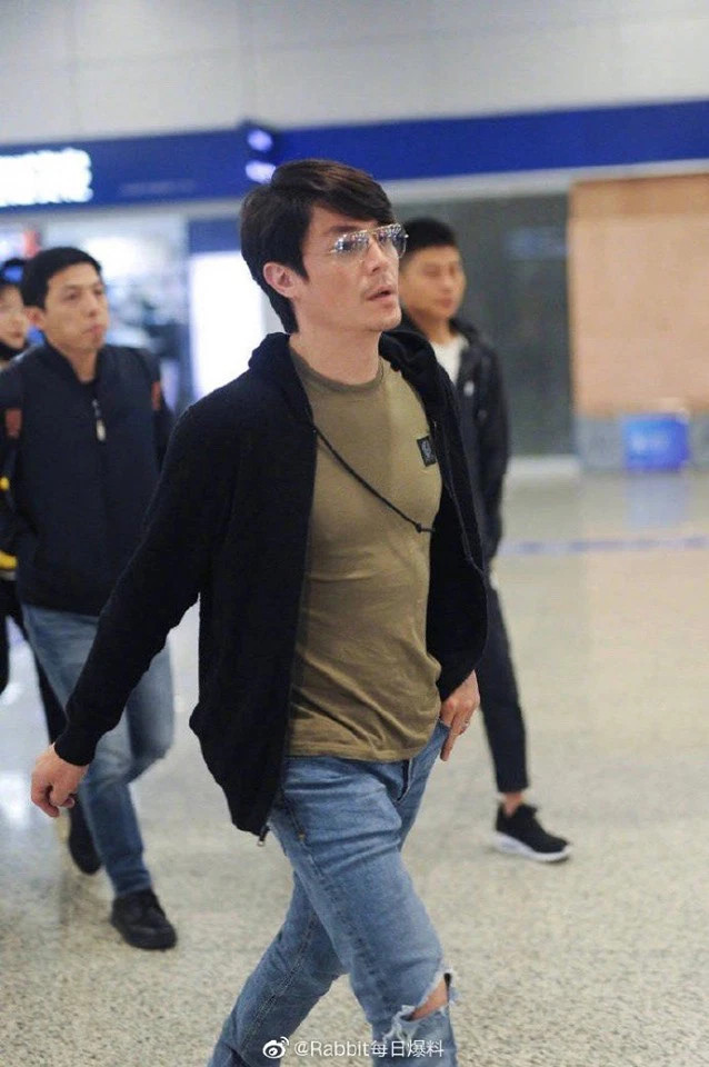 Khi các nam thần Cbiz đột ngột tăng cân: Nhất Bác lộ khuôn mặt béo tròn, Dương Dương được khen hết lời Ảnh 15