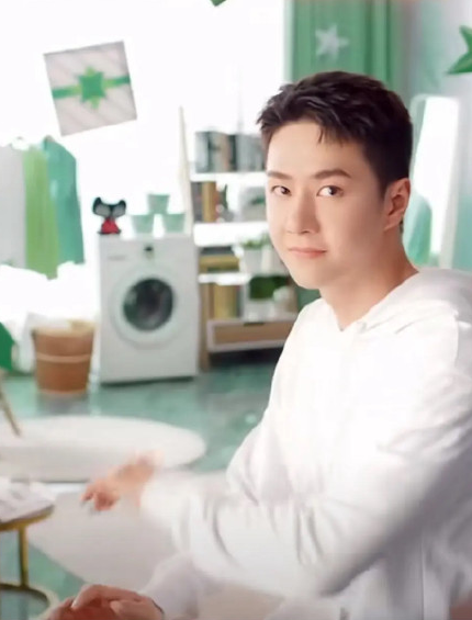 Vương Nhất Bác với khuôn mặt bị 'ngải heo nhập', nhưng lại dễ thương một cách lạ lùng.&nbsp;