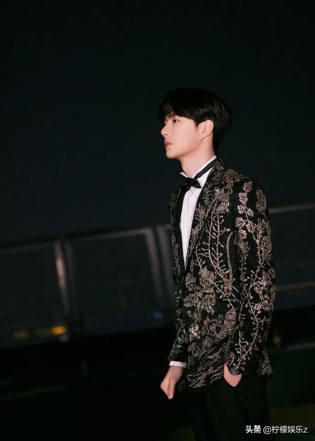 Khi các nam thần Cbiz đột ngột tăng cân: Nhất Bác lộ khuôn mặt béo tròn, Dương Dương được khen hết lời Ảnh 7