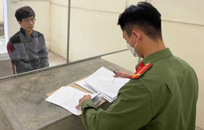 Cơ quan công an lấy lời khai đối tượng. Ảnh Công an Nghệ An.
