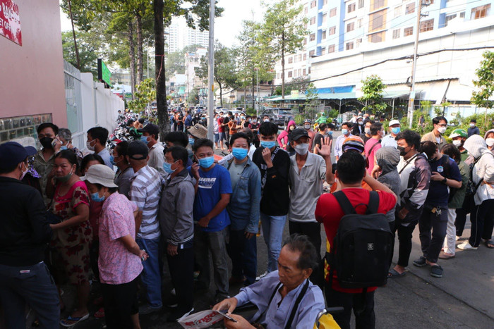 Khán giả TPHCM xếp hàng dài mua vé xem HAGL đá AFC Champions League 2022.