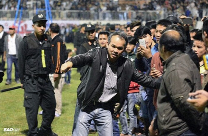 Bầu Đức làm tất cả để phục vụ khán giả, kể cả bỏ chỗ ngồi để mời khán giả lớn tuổi lên ghế VIP ngồi xem HAGL thi đấu.