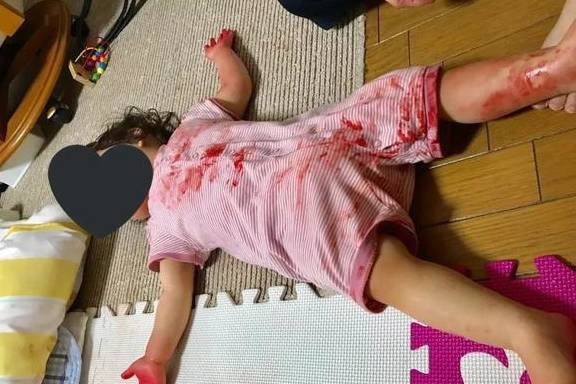 'Hoảng hồn' thấy con gái người dính đầy màu đỏ lòm nằm dưới đất, lại gần ông bố 'giận run' trước sự thật Ảnh 2