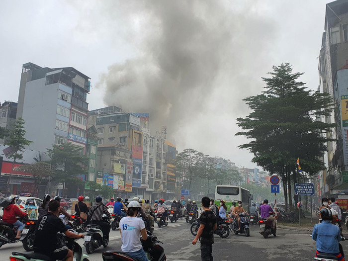 Nhiều người dân bàng hoàng chứng kiến vụ việc.
